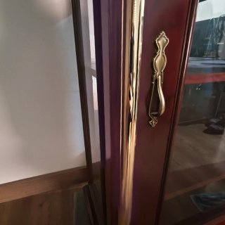 Vitrina de madera y cristal