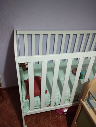 Cuna de bebé blanca con colchón y sábanas