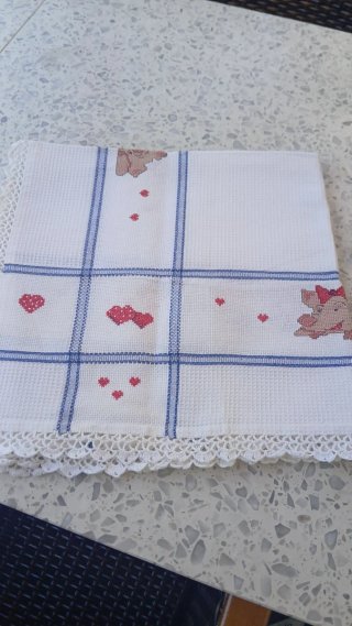 Toalha de Mesa Bordada Ponto Cruz  (75×75cm) Nova
