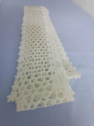 Puntilla blanca con flores