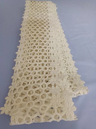 Puntilla blanca con flores