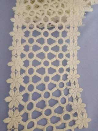 Puntilla blanca con flores