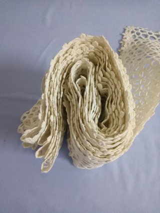 Puntilla blanca con flores