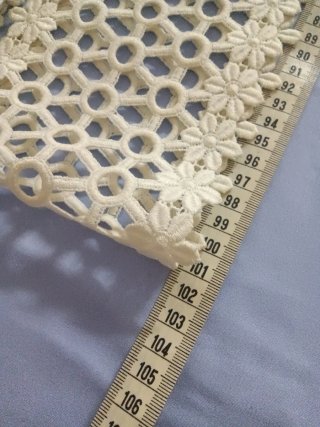 Puntilla blanca con flores