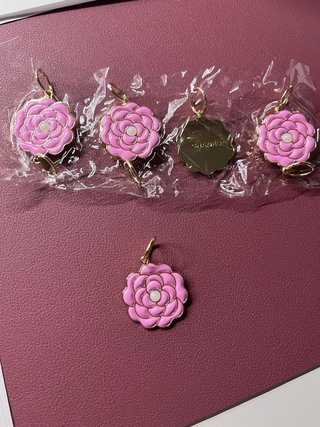 Charm Chanel Flor Rosa y Dorado