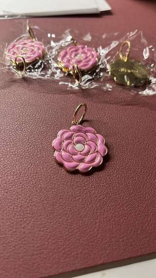 Charm Chanel Flor Rosa y Dorado