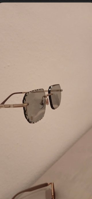 Gafas de sol negras y moradas