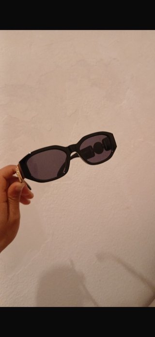 Gafas de sol negras y moradas