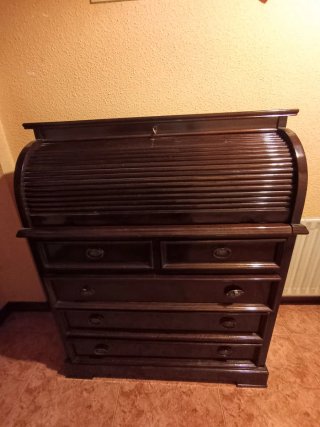 Buró de madera oscuro
