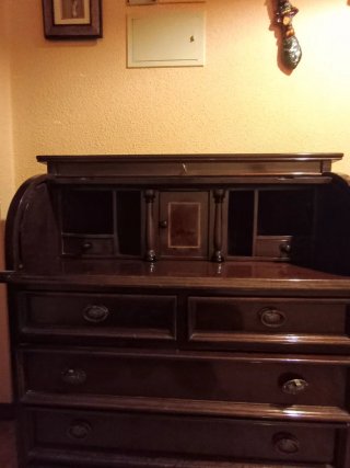 Buró de madera oscuro
