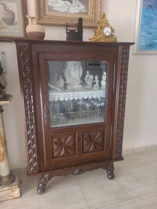 Vitrina de madera y cristal