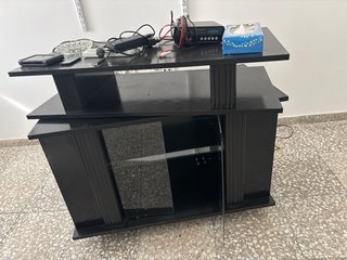 Muebles de salón negros con ruedas