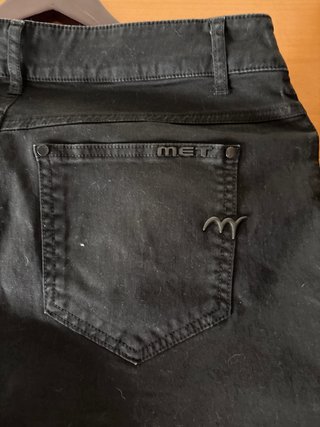 Pantalón tejano MET negro. Sin estrenar. 159 €
