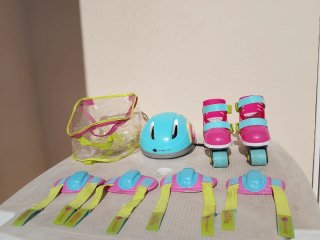 Patines ajustables 22-26 con casco y protecciones