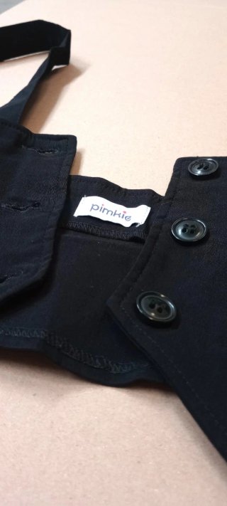 Top negro ajustado con tirantes