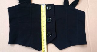 Top negro ajustado con tirantes