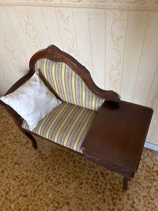 Divanetto antico in legno e tessuto