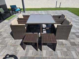 Mesa de jardín tipo cubo con hasta 8 asientos