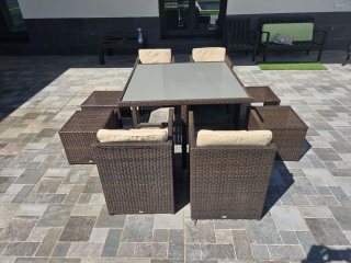 Mesa de jardín tipo cubo con hasta 8 asientos