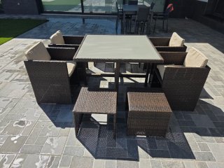 Mesa de jardín tipo cubo con hasta 8 asientos