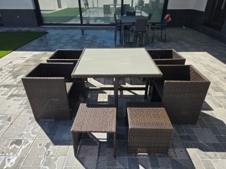 Mesa de jardín tipo cubo con hasta 8 asientos
