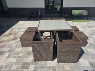 Mesa de jardín tipo cubo con hasta 8 asientos