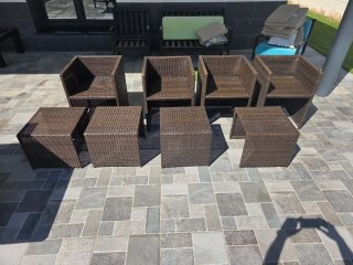 Mesa de jardín tipo cubo con hasta 8 asientos