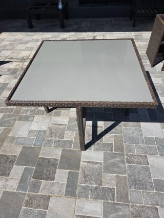 Mesa de jardín tipo cubo con hasta 8 asientos