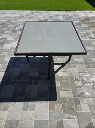 Mesa de jardín tipo cubo con hasta 8 asientos