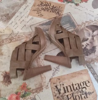 Sandalias de tacón beige y marrón
