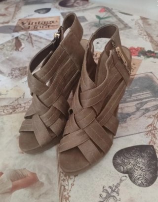Sandalias de tacón beige y marrón