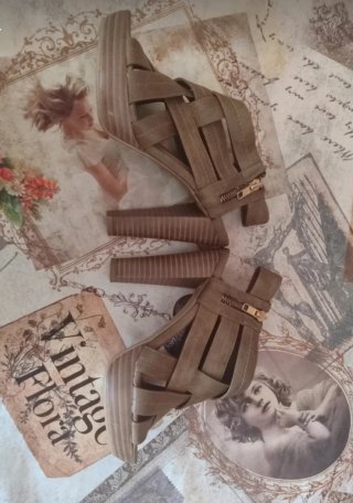 Sandalias de tacón beige y marrón