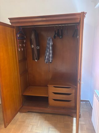 Armario de madera clásico.