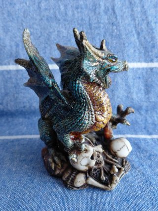 Figura dragón con calaveras