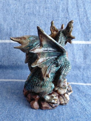 Figura dragón con calaveras