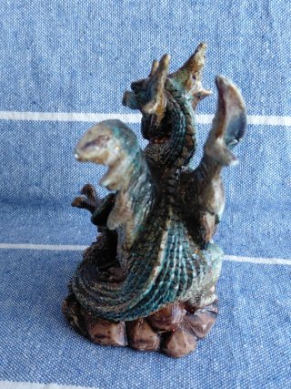 Figura dragón con calaveras
