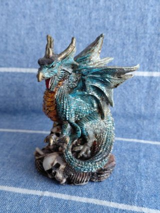 Figura dragón con calaveras