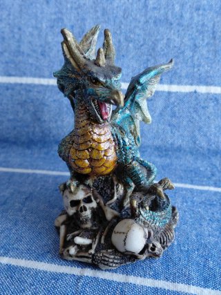 Figura dragón con calaveras