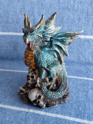 Figura dragón con calaveras
