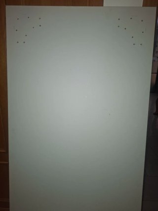 Mesa escritorio blanca con caballetes lacados.