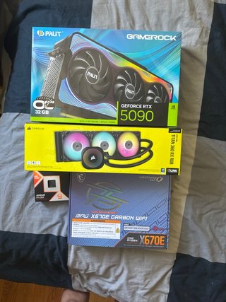 PC 9950X3D + RTX 5090 + Monitor 480hz OLED.