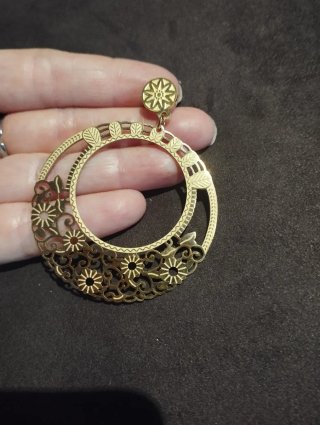 Pendientes flamenca dorados grandes con diseño flo