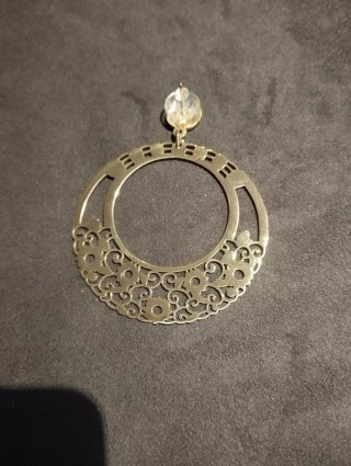 Pendientes flamenca dorados grandes con diseño flo