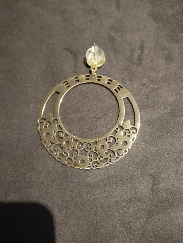 Pendientes flamenca dorados grandes con diseño flo