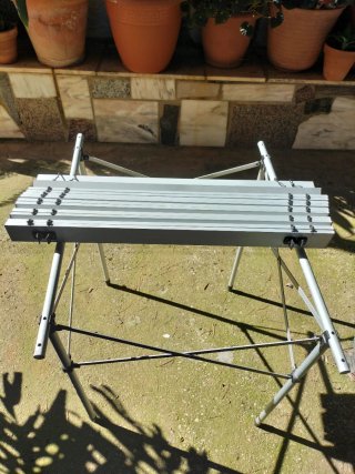Mesa de camping plegable gris de aluminio