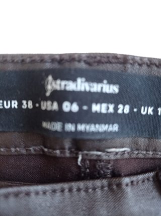 Pantalón efecto piel marrón