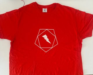 Camiseta roja con diseño de rayo