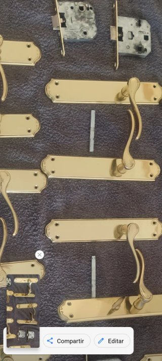 Manillas y picaportes de puerta dorados