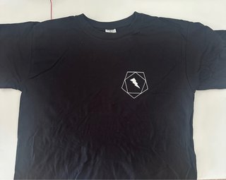 Camiseta nueva negra con logo geométrico