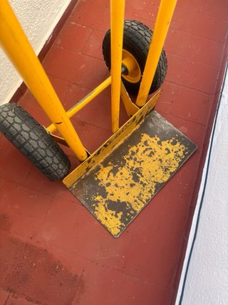 Carretilla de mano con ruedas macizas